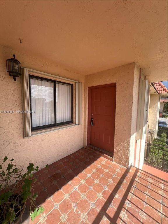 379 Lakeview Dr 205, Weston, FL 33326