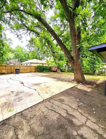 212 W Brown Street, Cleburne, TX 76033