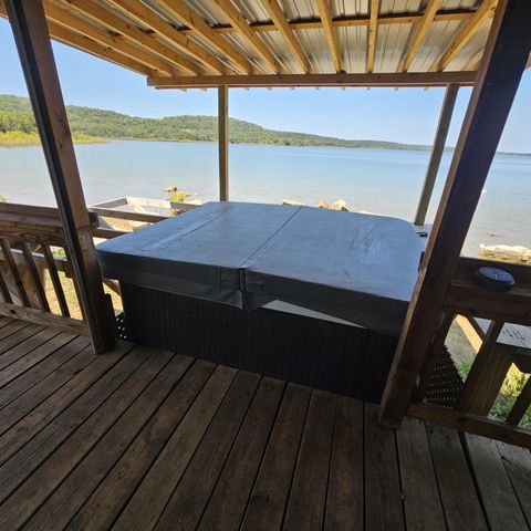 140 Meadow Pond Court, Runaway Bay, TX 76426