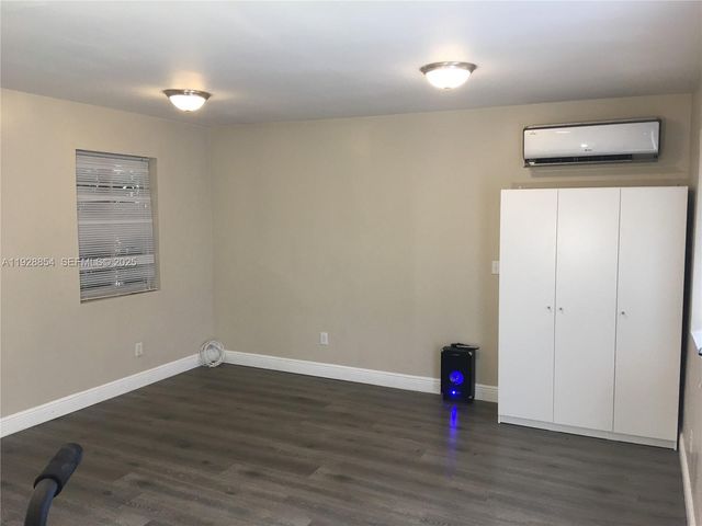 32 NE 169th St 3, North Miami Beach, FL 33162