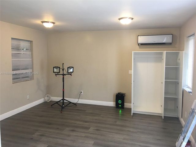 32 NE 169th St 3, North Miami Beach, FL 33162