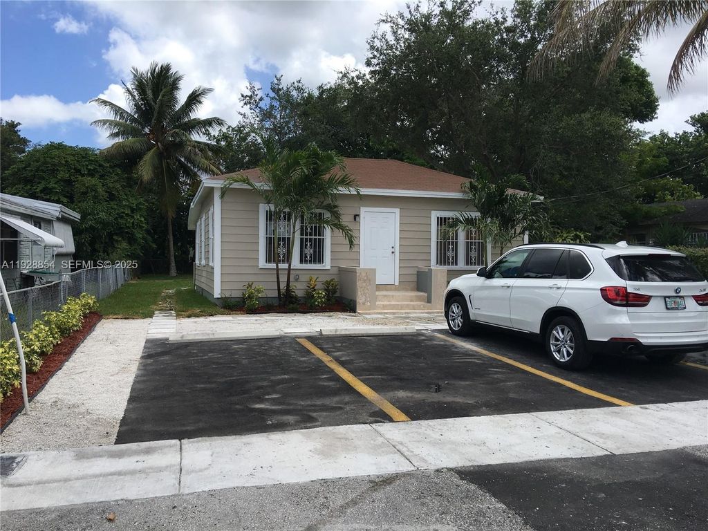 32 NE 169th St 3, North Miami Beach, FL 33162