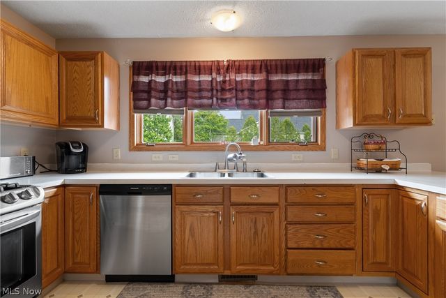 668 Oakcrest Drive, Wadsworth, OH 44281