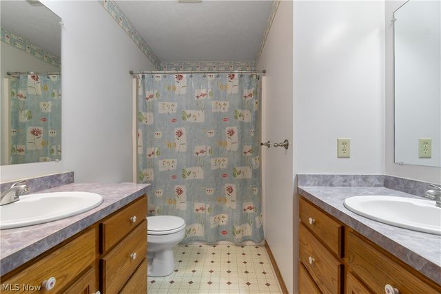 668 Oakcrest Drive, Wadsworth, OH 44281