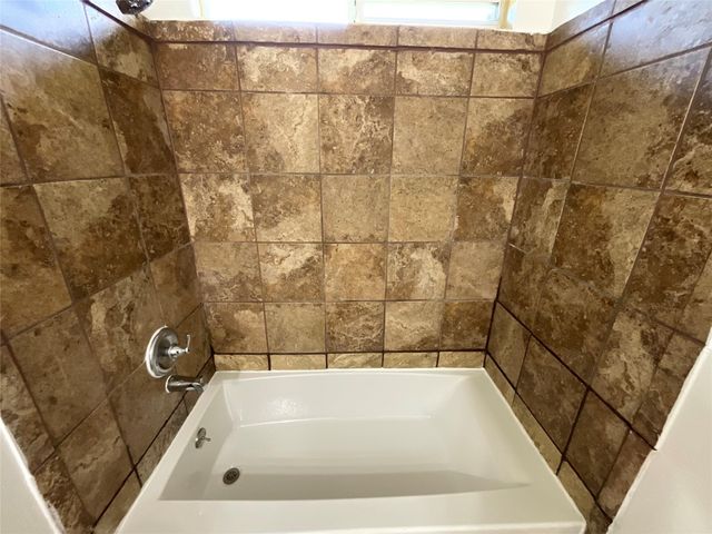 927 Andover Glen Drive, Fresno, TX 77545