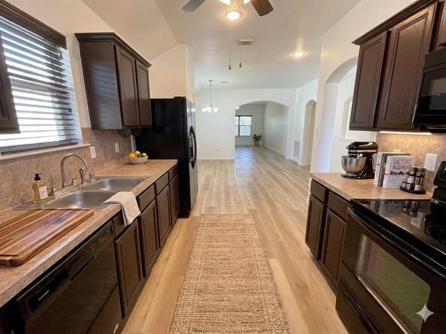 927 Andover Glen Drive, Fresno, TX 77545