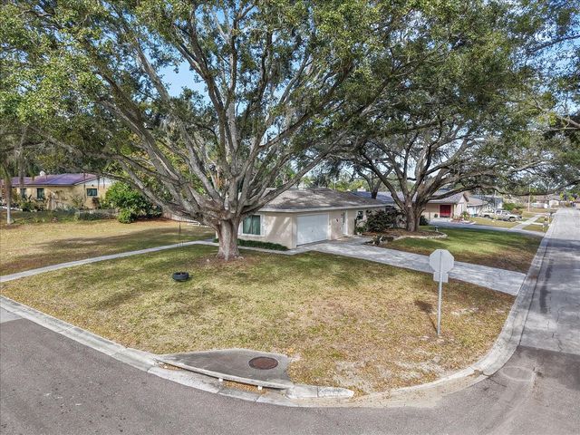 1016 LADY GUINEVERE DRIVE, Valrico, FL 33594