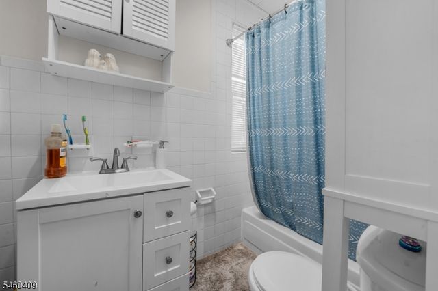 130 Garfield Ave, Lodi Boro, NJ 07644