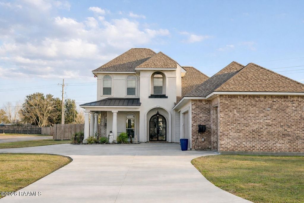 1010 Angelwood Circle, Breaux Bridge, LA 70517