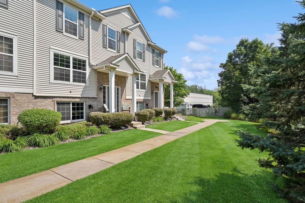 933 Ledgestone Drive, Mahtomedi, MN 55115