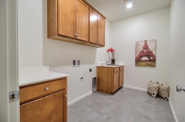 498 Central Pacific St, Lathrop, CA 95330