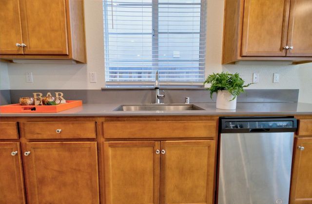 498 Central Pacific St, Lathrop, CA 95330
