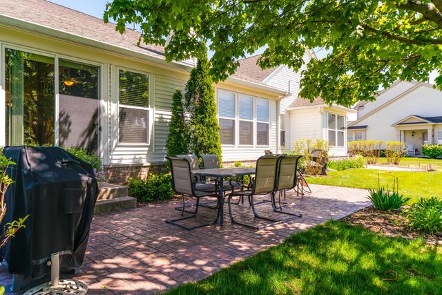 2 Tiverton Court, Algonquin, IL 60102