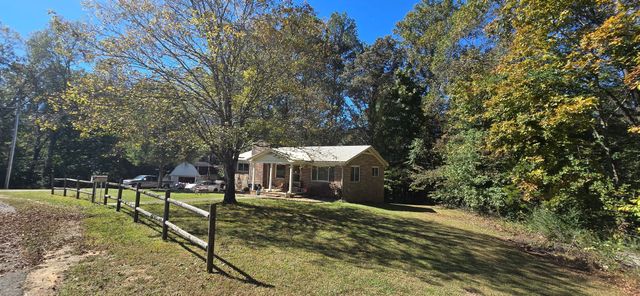 936 Ridge Rd, Quebeck, TN 38579