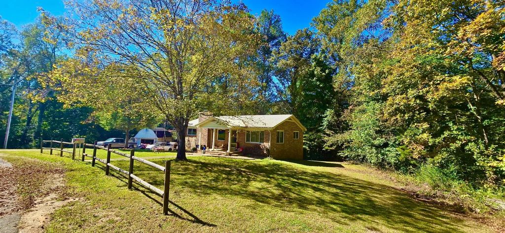 936 Ridge Rd, Quebeck, TN 38579