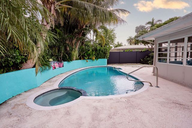 113 Park Lane E, Hypoluxo, FL 33462