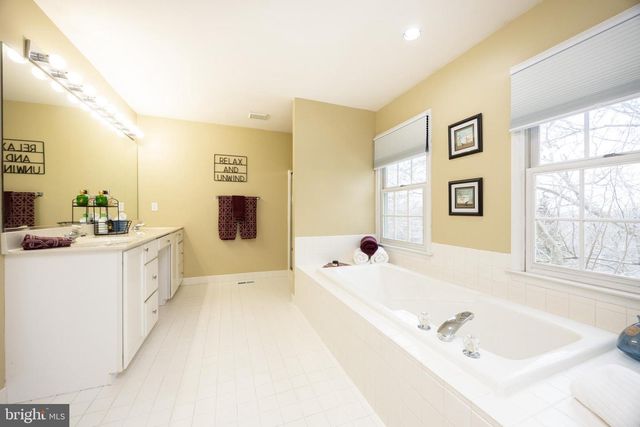 35 OAKWOOD LN, Phoenixville, PA 19460