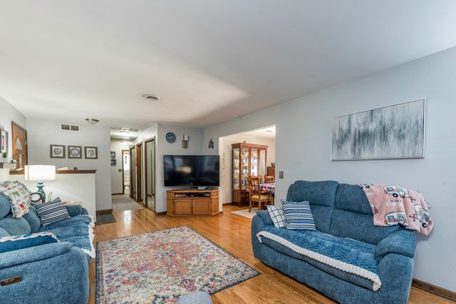 411 Thompson Avenue, Winthrop Harbor, IL 60096
