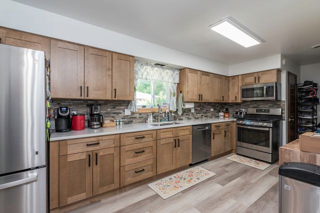 411 Thompson Avenue, Winthrop Harbor, IL 60096