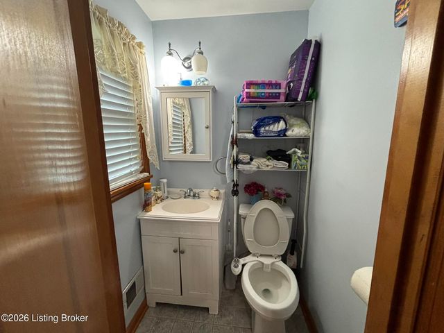 5616 Barksdale Dr, Louisville, KY 40258