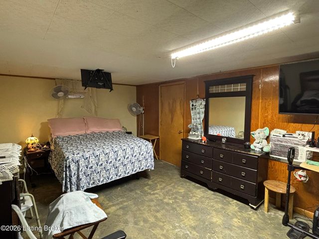5616 Barksdale Dr, Louisville, KY 40258