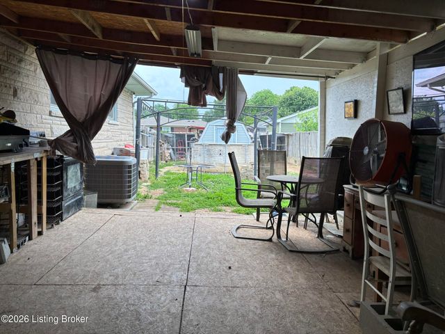 5616 Barksdale Dr, Louisville, KY 40258
