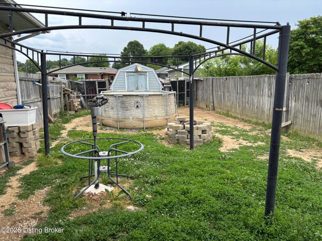 5616 Barksdale Dr, Louisville, KY 40258