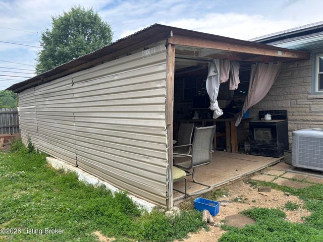 5616 Barksdale Dr, Louisville, KY 40258