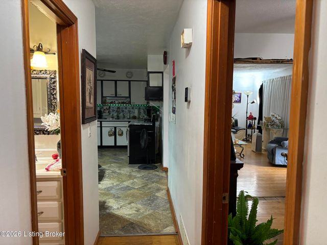 5616 Barksdale Dr, Louisville, KY 40258