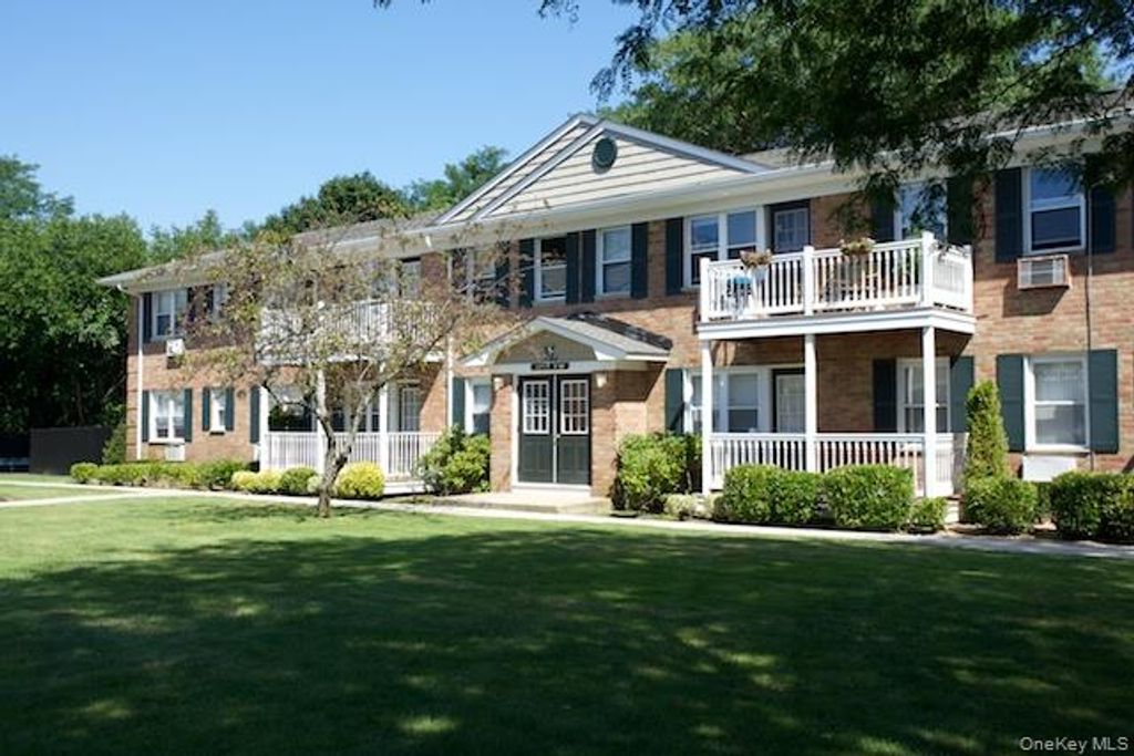 1355 Roanoke Avenue 6D, Riverhead, NY 11901