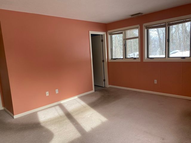 330 Sunderland Rd 26, Worcester, MA 01604