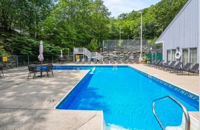 330 Sunderland Rd 26, Worcester, MA 01604