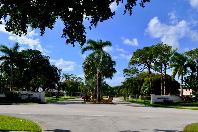 570 Laconia Circle, Lake Worth, FL 33467