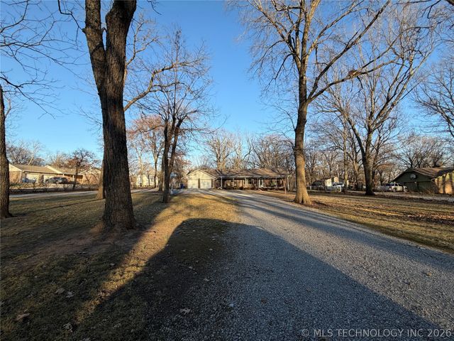 1302 N Miami Avenue, Chouteau, OK 74337