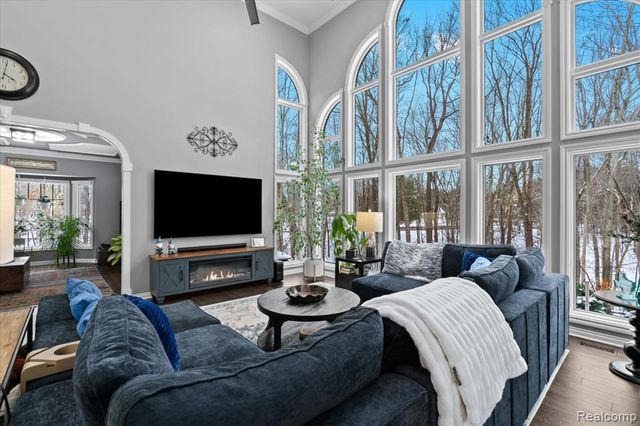 9050 Cascade Drive, South Lyon, MI 48178