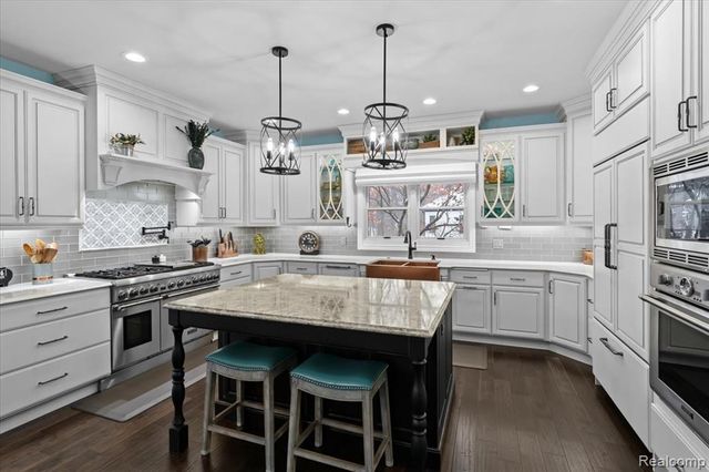 9050 Cascade Drive, South Lyon, MI 48178