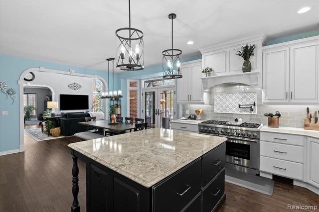 9050 Cascade Drive, South Lyon, MI 48178