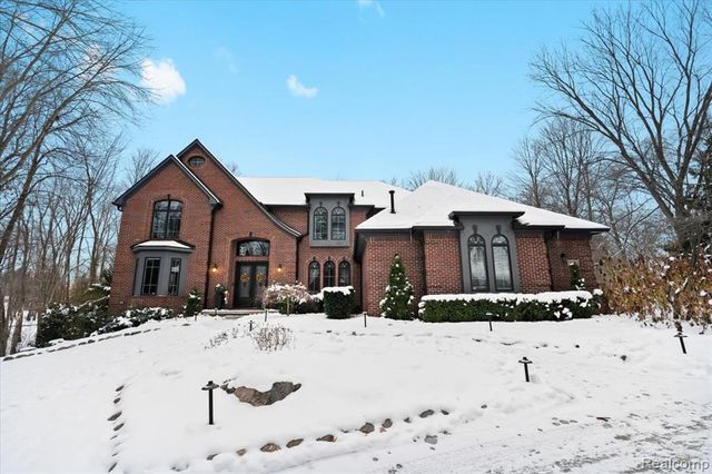 9050 Cascade Drive, South Lyon, MI 48178