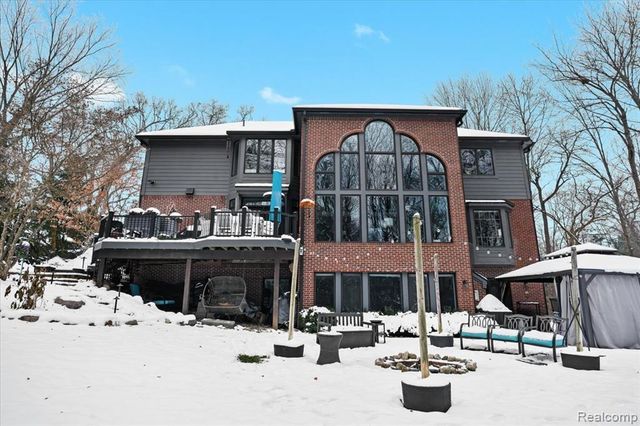 9050 Cascade Drive, South Lyon, MI 48178