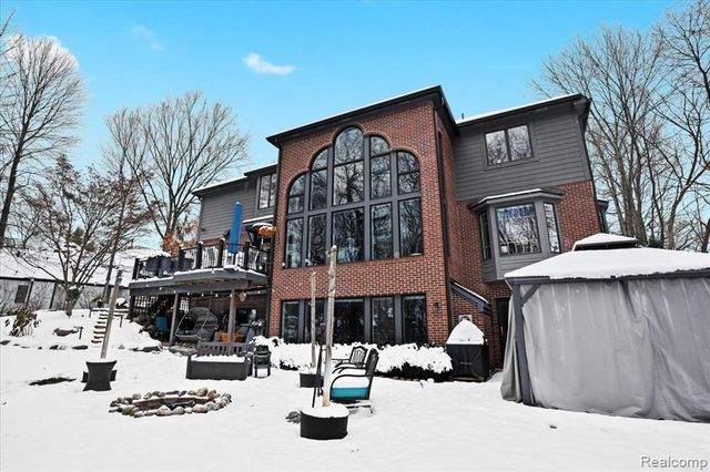 9050 Cascade Drive, South Lyon, MI 48178