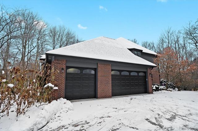 9050 Cascade Drive, South Lyon, MI 48178