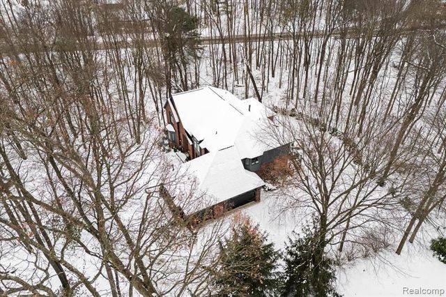 9050 Cascade Drive, South Lyon, MI 48178