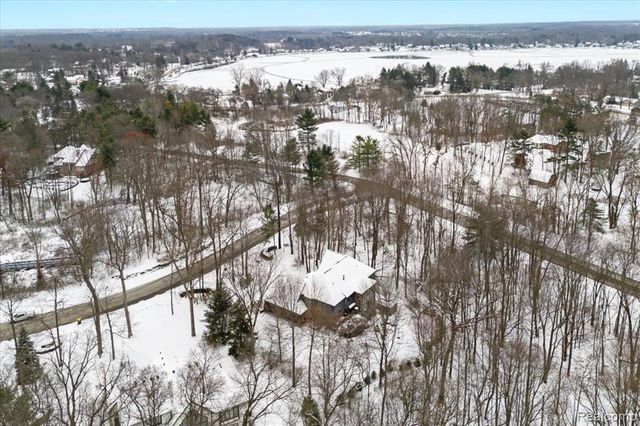 9050 Cascade Drive, South Lyon, MI 48178