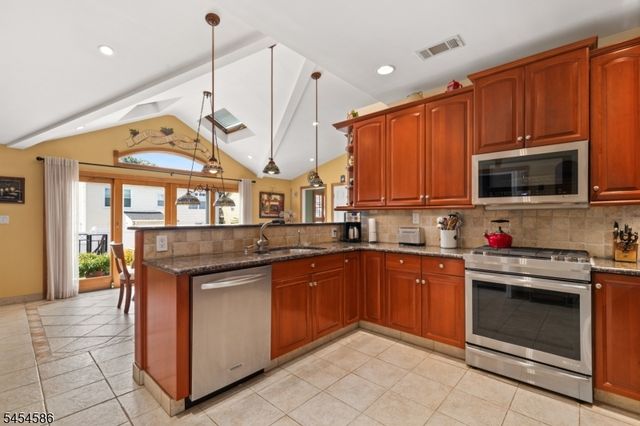 252 Springfield Ave, Hasbrouck Heights Boro, NJ 07604