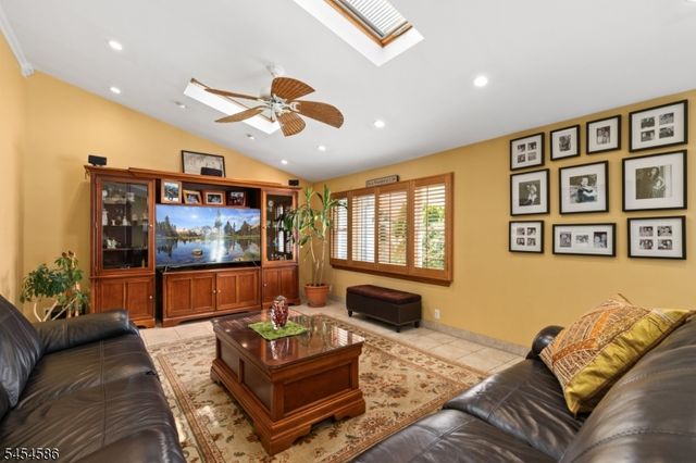 252 Springfield Ave, Hasbrouck Heights Boro, NJ 07604
