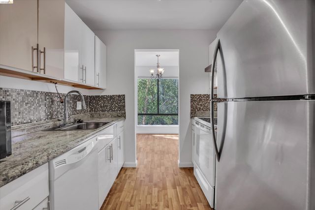 490 N Civic Dr 409, Walnut Creek, CA 94596