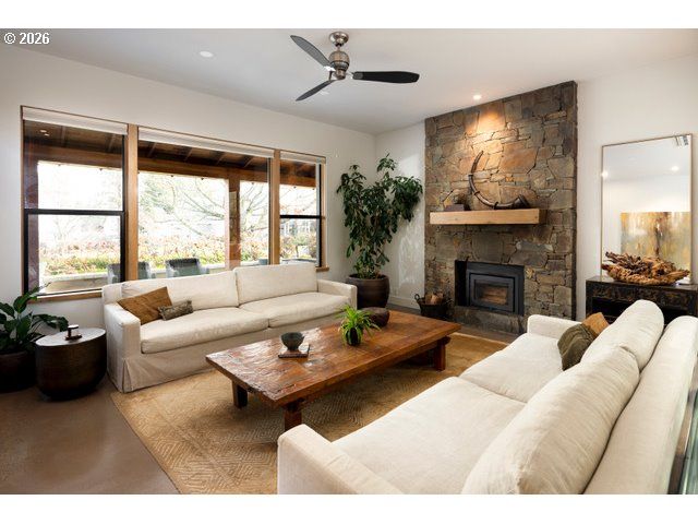 570 TOMS Dr, Hood River, OR 97031