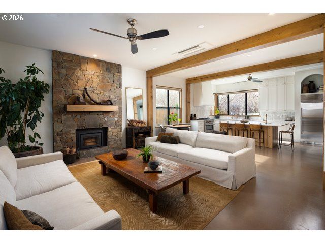 570 TOMS Dr, Hood River, OR 97031