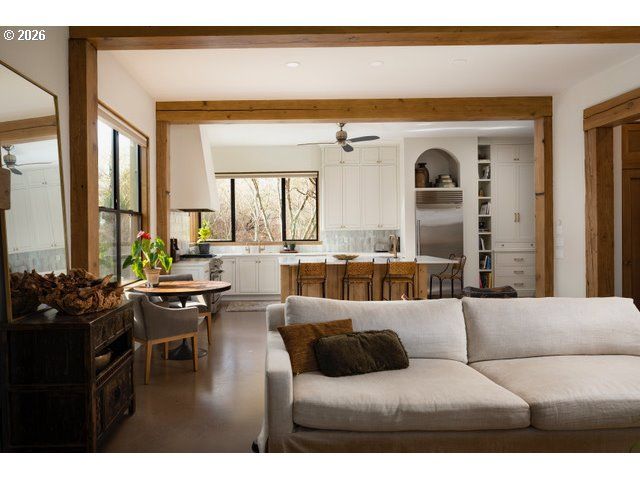 570 TOMS Dr, Hood River, OR 97031