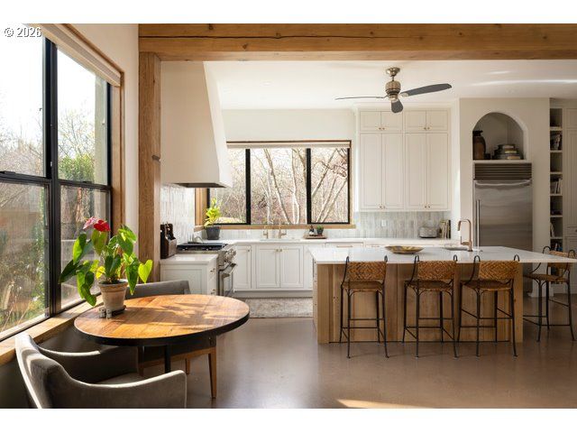 570 TOMS Dr, Hood River, OR 97031